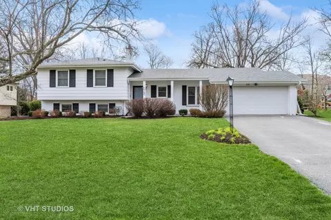 628 Forest View Dr, Geneva, IL 60134