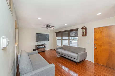 Living - 2901 Swallow Ln, Rolling Meadows, IL 60008 photo 2 of 3