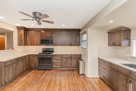 Kitchen - 2901 Swallow Ln, Rolling Meadows, IL 60008 photo 2 of 5