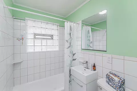 Bath - 2901 Swallow Ln, Rolling Meadows, IL 60008 photo 2 of 2