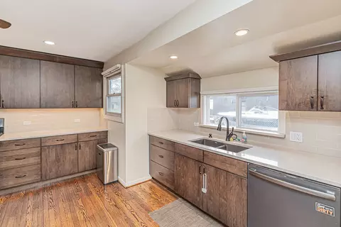Kitchen - 2901 Swallow Ln, Rolling Meadows, IL 60008 photo 4 of 5