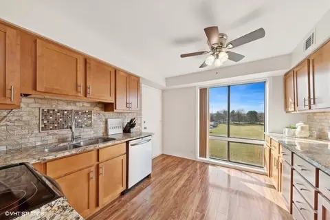 Kitchen - 5511 Chateau Dr #6, Rolling Meadows, IL 60008 photo 3 of 3