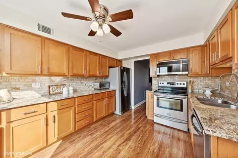 Kitchen - 5511 Chateau Dr #6, Rolling Meadows, IL 60008 photo 1 of 3
