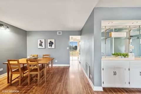 Dining - 5511 Chateau Dr #6, Rolling Meadows, IL 60008 photo 2 of 2
