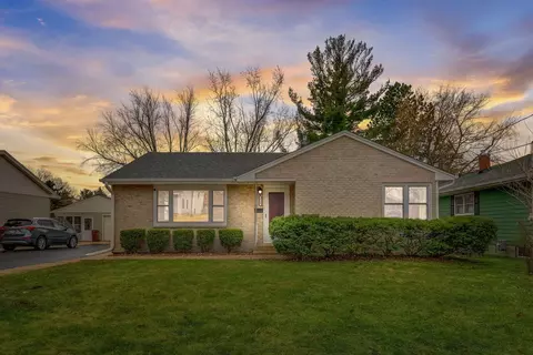 310 Chestnut St, Woodstock, IL 60098