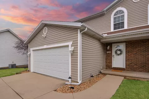 Exterior - 712 Clairidge Green Cc Ct, Normal, IL 61761 photo 10 of 14