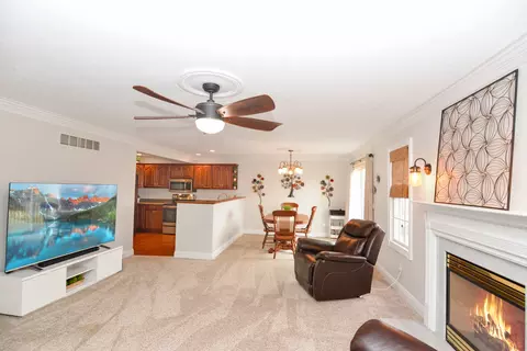 Living - 712 Clairidge Green Cc Ct, Normal, IL 61761 photo 2 of 10