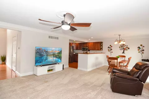 Living - 712 Clairidge Green Cc Ct, Normal, IL 61761 photo 7 of 10