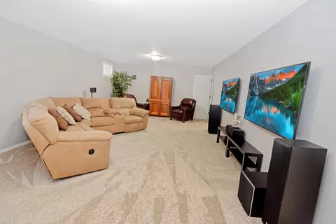 Living - 712 Clairidge Green Cc Ct, Normal, IL 61761 photo 8 of 10