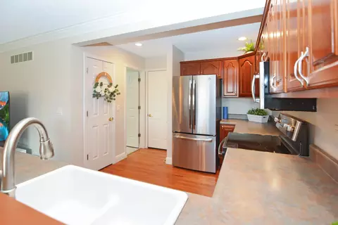 Kitchen - 712 Clairidge Green Cc Ct, Normal, IL 61761 photo 11 of 11
