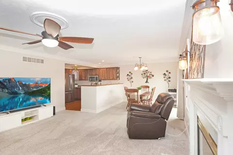 Living - 712 Clairidge Green Cc Ct, Normal, IL 61761 photo 4 of 10