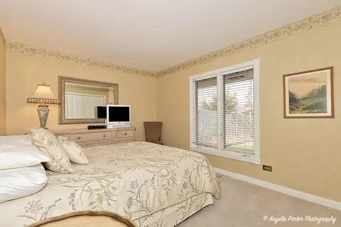 Bedroom - 1140 Hassell Rd, Hoffman Estates, IL 60169 photo 3 of 3