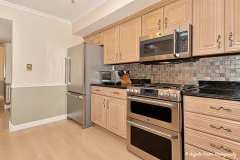 Kitchen - 1140 Hassell Rd, Hoffman Estates, IL 60169 photo 1 of 3