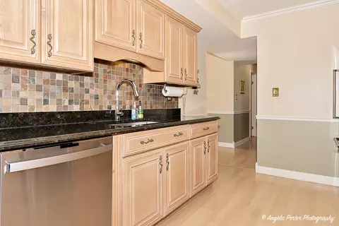 Kitchen - 1140 Hassell Rd, Hoffman Estates, IL 60169 photo 2 of 3