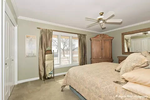 Bedroom - 1140 Hassell Rd, Hoffman Estates, IL 60169 photo 1 of 3