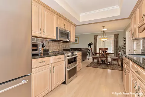 Kitchen - 1140 Hassell Rd, Hoffman Estates, IL 60169 photo 3 of 3