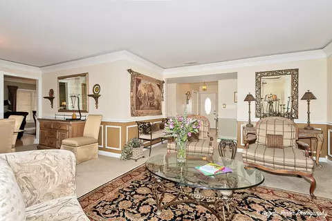 Living - 1140 Hassell Rd, Hoffman Estates, IL 60169 photo 2 of 4