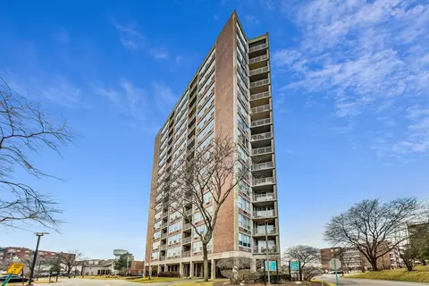 3925 Triumvera Dr #2B, Glenview, IL 60025