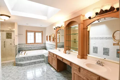 Bath - 30 W812 Warwick Way, Wayne, IL 60184 photo 2 of 4