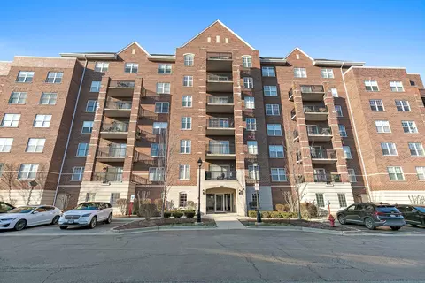 390 W Mahogany Ct #512, Palatine, IL 60067