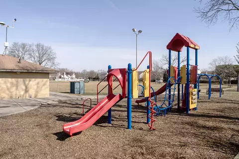 View/Area - 369 Amherst Ave, Des Plaines, IL 60016 photo 1 of 4