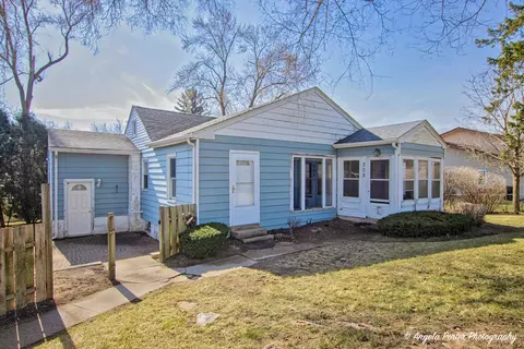 305 E Burnett Rd, Island Lake, IL 60042