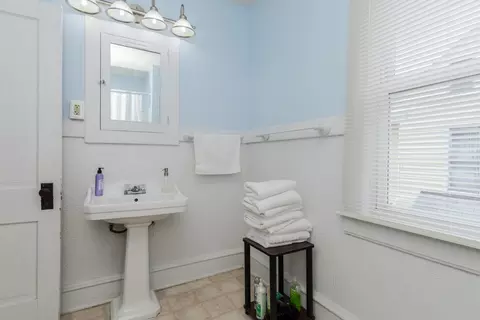 Bath - 1211 E Jefferson St, Bloomington, IL 61701 photo 2 of 4
