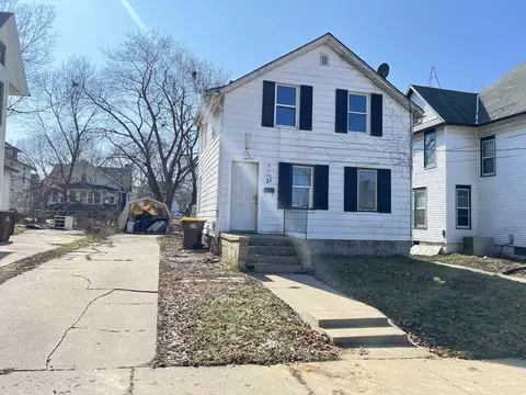 31 W Pleasant St, Freeport, IL 61032