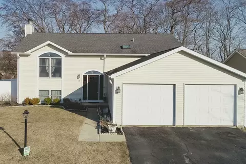 13 Autumn Ln, Streamwood, IL 60107