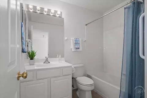 Bath - 1304 Filly Ln, Bartlett, IL 60103 photo 2 of 4