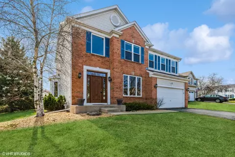 684 Providence Ln, Lindenhurst, IL 60046