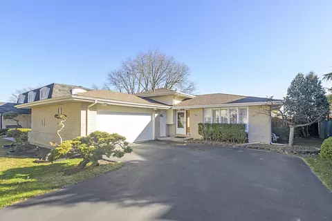 8543 W Zermatt Dr, Palos Hills, IL 60465