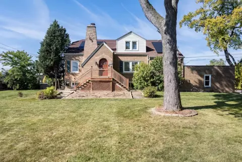2350 Eastview Dr, Des Plaines, IL 60018