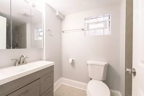 Bath - 15521 Vine Ave, Harvey, IL 60426 photo 2 of 3