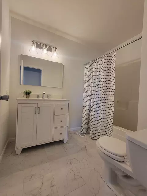 Bath - 5415 Riviera Blvd, Plainfield, IL 60586 photo 2 of 5