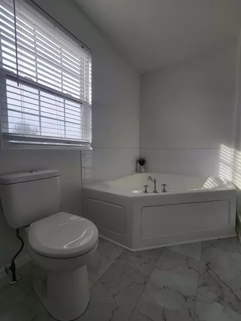 Bath - 5415 Riviera Blvd, Plainfield, IL 60586 photo 5 of 5