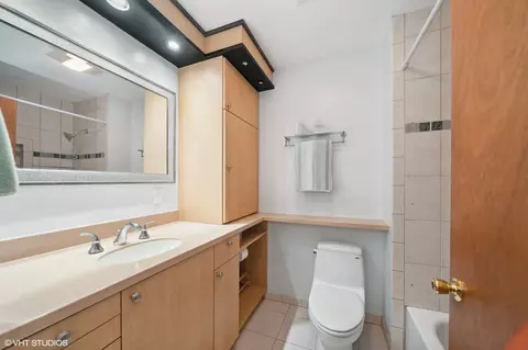 Bath - 1033 Harbour Ct #2B, Wheeling, IL 60090 photo 2 of 2