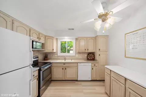 Kitchen - 1033 Harbour Ct #2B, Wheeling, IL 60090 photo 1 of 1