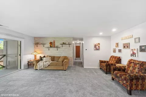 Living - 1033 Harbour Ct #2B, Wheeling, IL 60090 photo 1 of 1