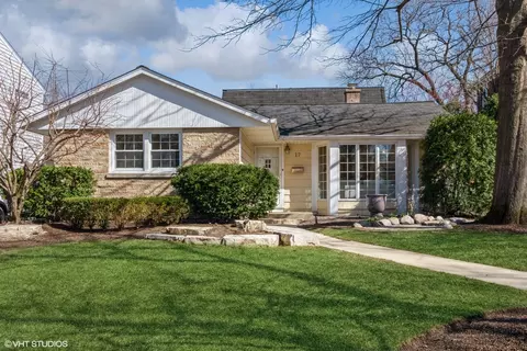 17 Arthur Ave, Clarendon Hills, IL 60514