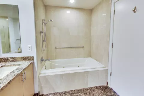 Bath - 60 E Monroe St #3803, Chicago, IL 60603 photo 4 of 7