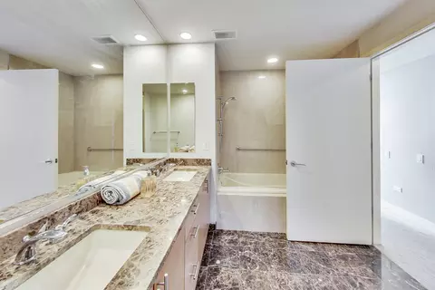 Bath - 60 E Monroe St #3803, Chicago, IL 60603 photo 3 of 7