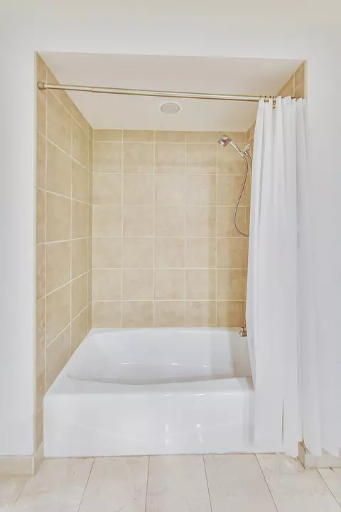 Bath - 60 E Monroe St #3803, Chicago, IL 60603 photo 7 of 7
