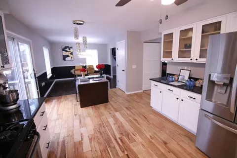 Kitchen - 2852 Sun Valley Dr, Plainfield, IL 60586 photo 2 of 3