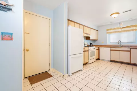 158 E Springbrook Dr, Bloomingdale, IL 60108 photo 3