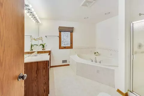 Bath - 3316 Millstream Rd, Marengo, IL 60152 photo 3 of 4
