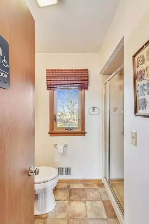 Bath - 3316 Millstream Rd, Marengo, IL 60152 photo 2 of 4