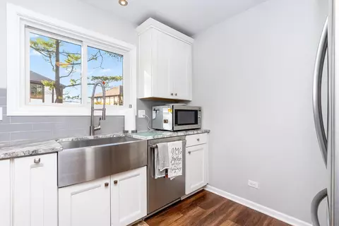 Kitchen - 1606 Thames Ct #A, Wheaton, IL 60189 photo 1 of 2