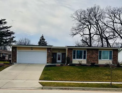 4401 Sussex Dr, Mchenry, IL 60050