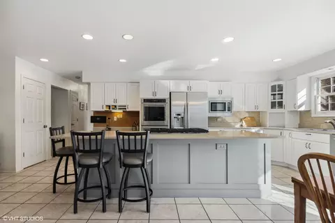 8461 Walredon Ave, Burr Ridge, IL 60527 photo 5